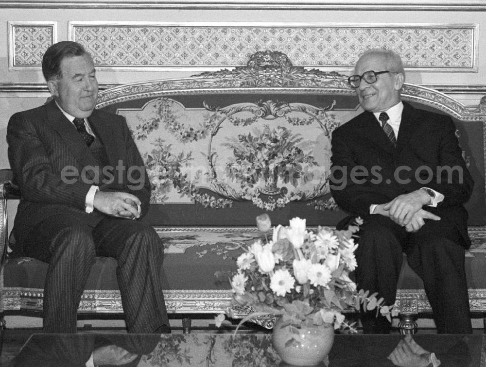 Paris: Erich Honecker, Vorsitzender des Staatsrates DDR, trifft Jean Bernard Raimond, Außenminister Frankreich, in Paris im Elysee-Palast. Pressefoto auf der Couch.