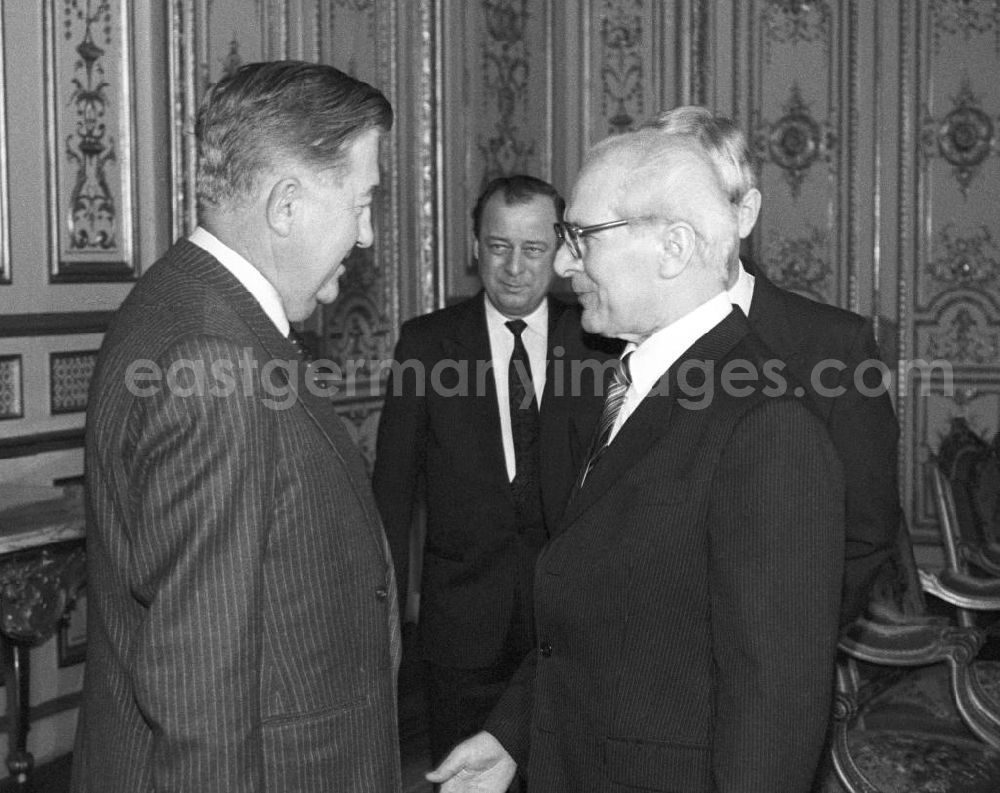 GDR image archive: Paris - Erich Honecker, Vorsitzender des Staatsrates DDR, im Gespräch mit Jean Bernard Raimond, Außenminister Frankreich, in Paris im Elysee-Palast.