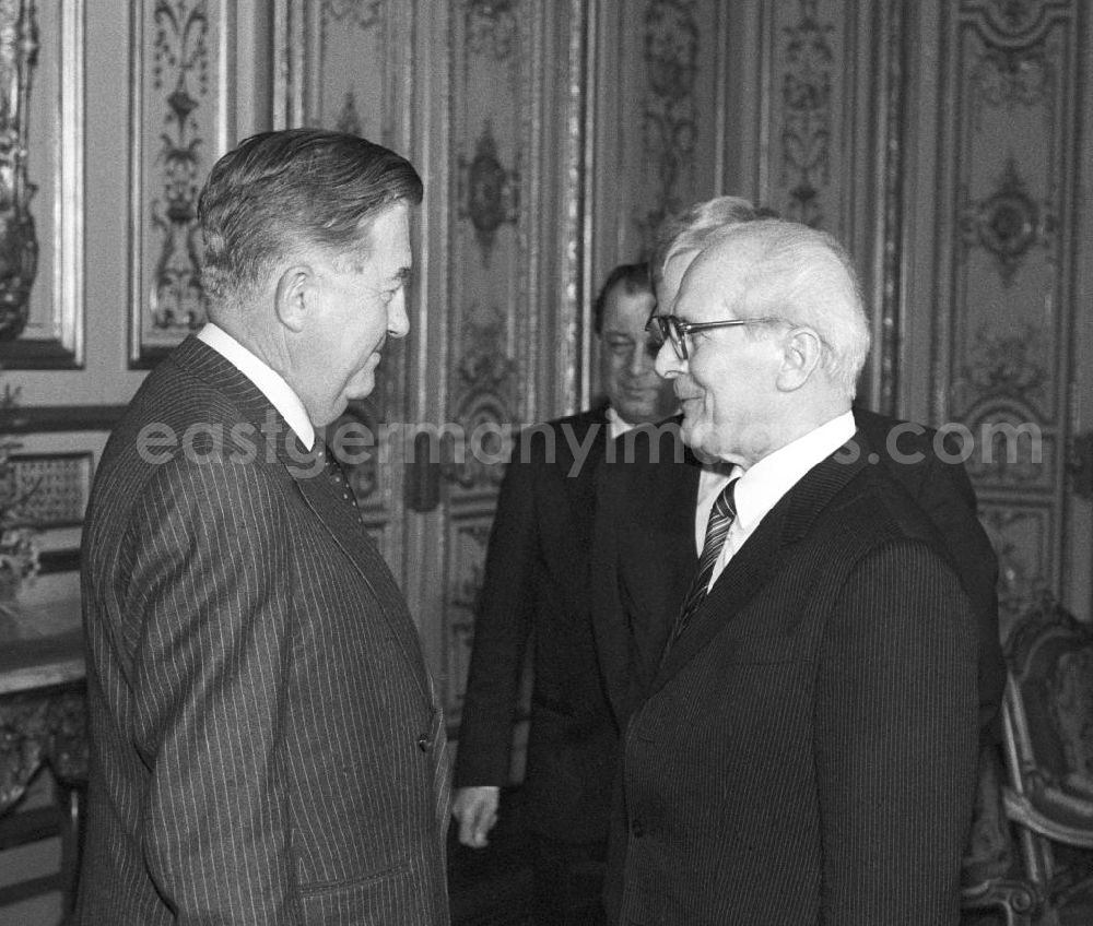 GDR photo archive: Paris - Erich Honecker, Vorsitzender des Staatsrates DDR, im Gespräch mit Jean Bernard Raimond, Außenminister Frankreich, in Paris im Elysee-Palast.