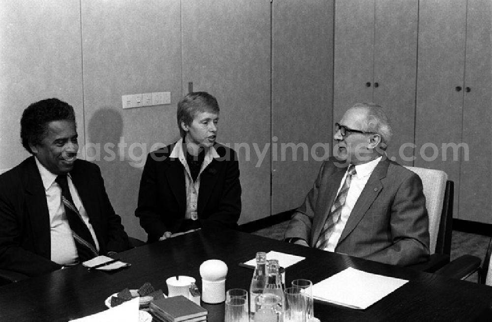GDR picture archive: Berlin - Erich Honecker empfangt Dariro Souza (Panama) im Hause des ZK. (519)