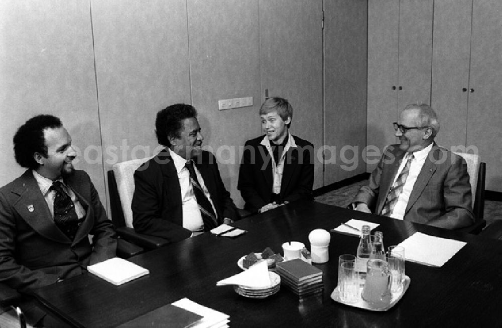 Berlin: Erich Honecker empfangt Dariro Souza (Panama) im Hause des ZK. (519)