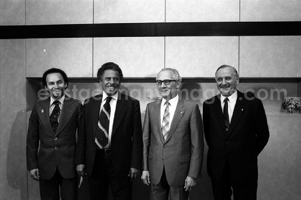 GDR image archive: Berlin - Erich Honecker empfangt Dariro Souza (Panama) im Hause des ZK. (519)