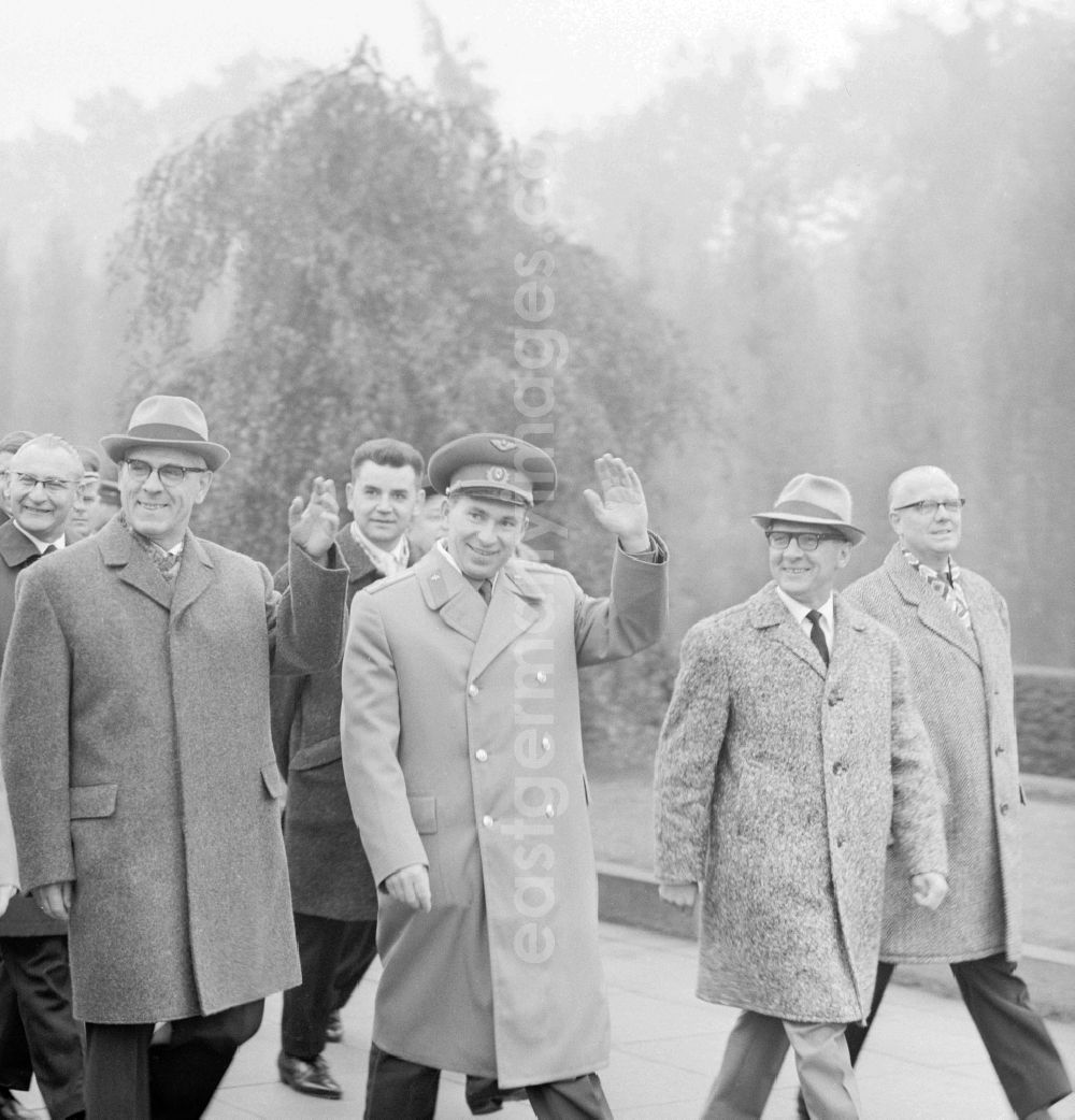 GDR picture archive: Berlin - Erich Honecker, General Secretary of the Central Committee Central Committee of the SED SED and Chairman of the State Council, the Soviet cosmonaut Alexey Leonov and Willy Stoph (v.r.n.l.) on Soviet War Memorial in Treptow Park in Berlin, the former capital of the GDR, German Democratic Republic