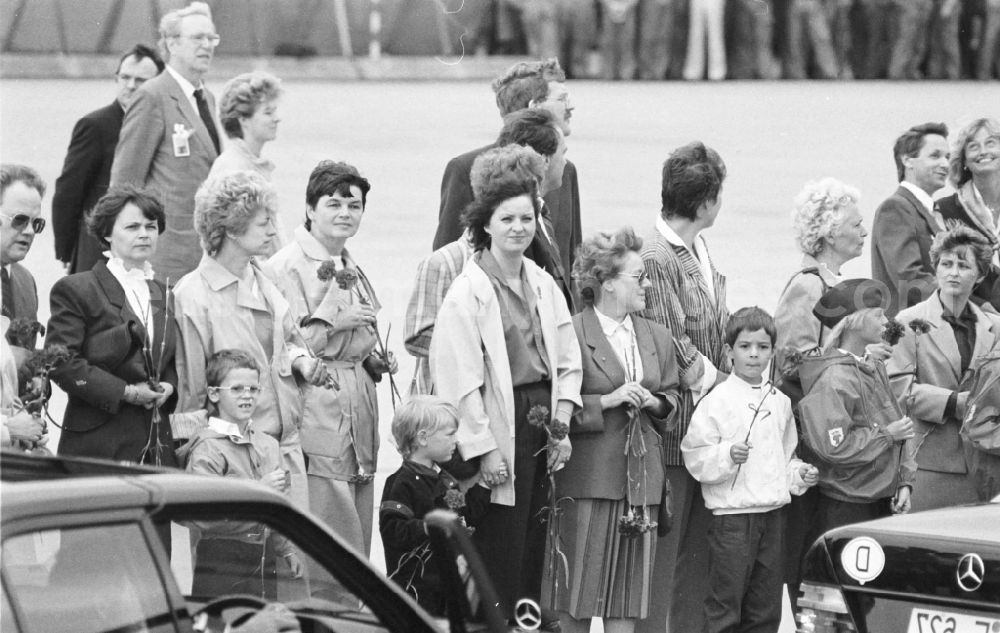 GDR picture archive: Köln - Welcome to Cologne-Bonn Airport. Selected citizens of the GDR, pioneers, children are ready for the greeting. SED General Secretary and Chairman of the State Council Erich Honecker arrives for the first visit of a leading GDR representative to the Federal Republic