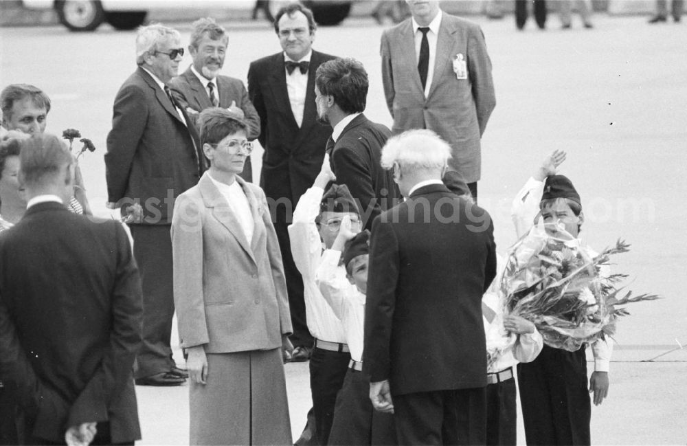 Köln: Welcome to Cologne-Bonn Airport. Selected citizens of the GDR, pioneers, children present flowers to Erich Honecker and make the pioneer greeting. SED General Secretary and Chairman of the State Council Erich Honecker arrives for the first visit of a leading GDR representative to the Federal Republic