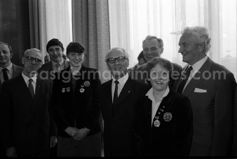 GDR picture archive: Berlin - . Erich Honecker zeichnete unserer erfolgreichen Wintersportler aus. (497)