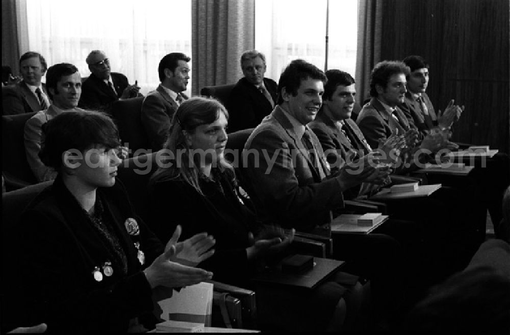 GDR image archive: Berlin - . Erich Honecker zeichnete unserer erfolgreichen Wintersportler aus. (497)