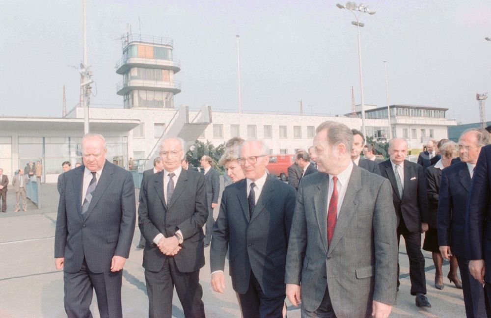 GDR photo archive: Prag - Erich Honecker and Gustav Husak during arrival for a state visit at the airport in Prague in the Czech Republic, the former Czechoslovakia