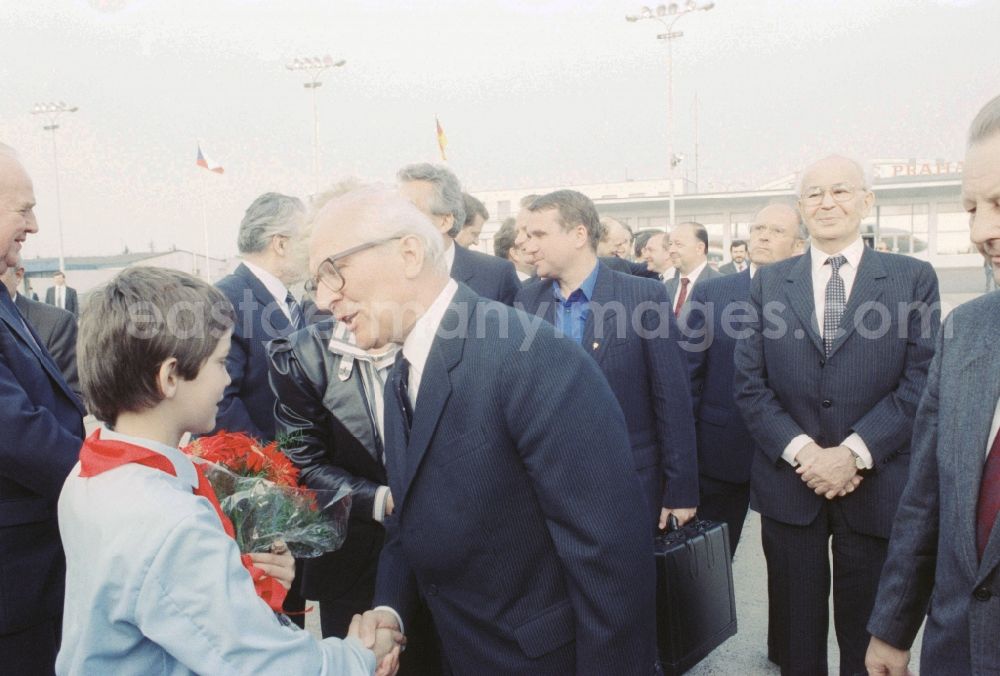GDR image archive: Prag - Erich Honecker, Eberhard Aurich and Foreign Minister Oskar Fischer and Gustav Husak during arrival for a state visit at the airport in Prague in the Czech Republic, the former Czechoslovakia
