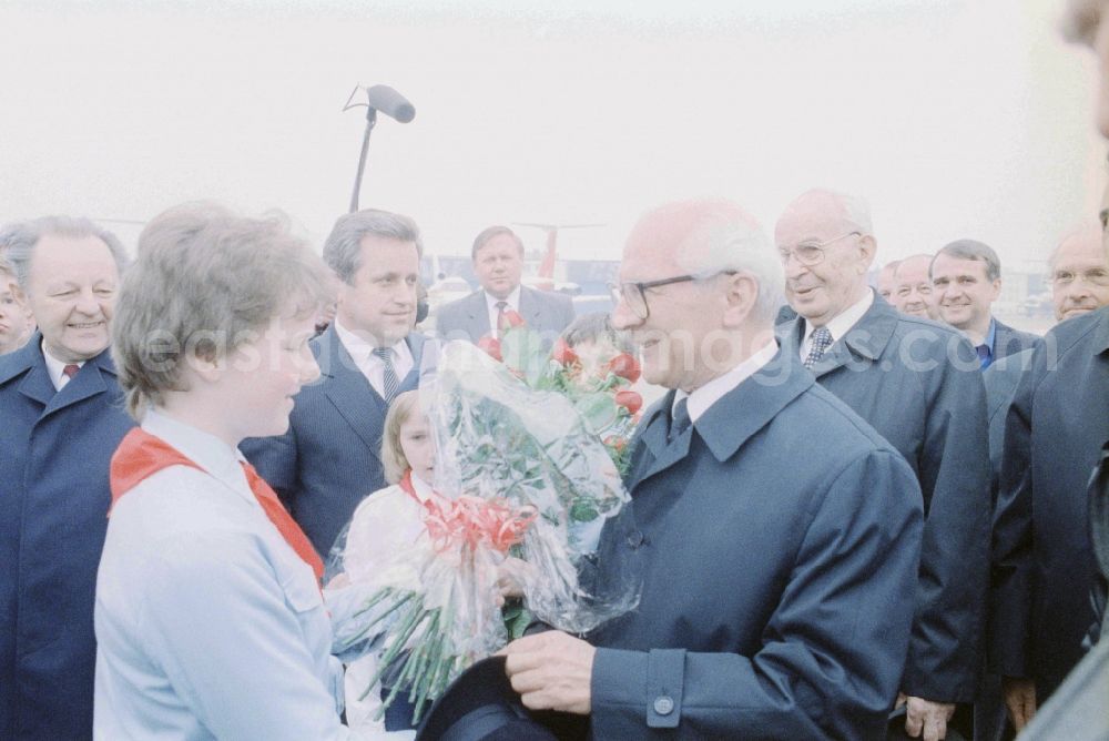 GDR picture archive: Prag - Erich Honecker, Eberhard Aurich and Foreign Minister Oskar Fischer and Gustav Husak during arrival for a state visit at the airport in Prague in the Czech Republic, the former Czechoslovakia
