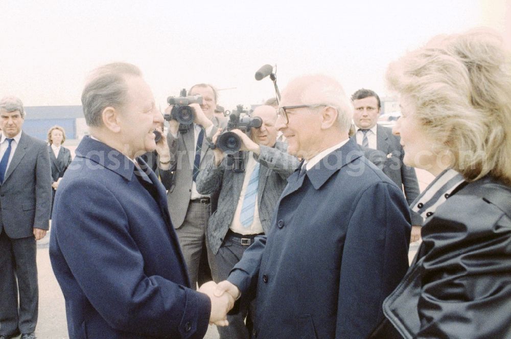 GDR image archive: Prag - Erich Honecker during the arrival at the airport for an official visit to Prague in the Czech Republic, the former Czechoslovakia