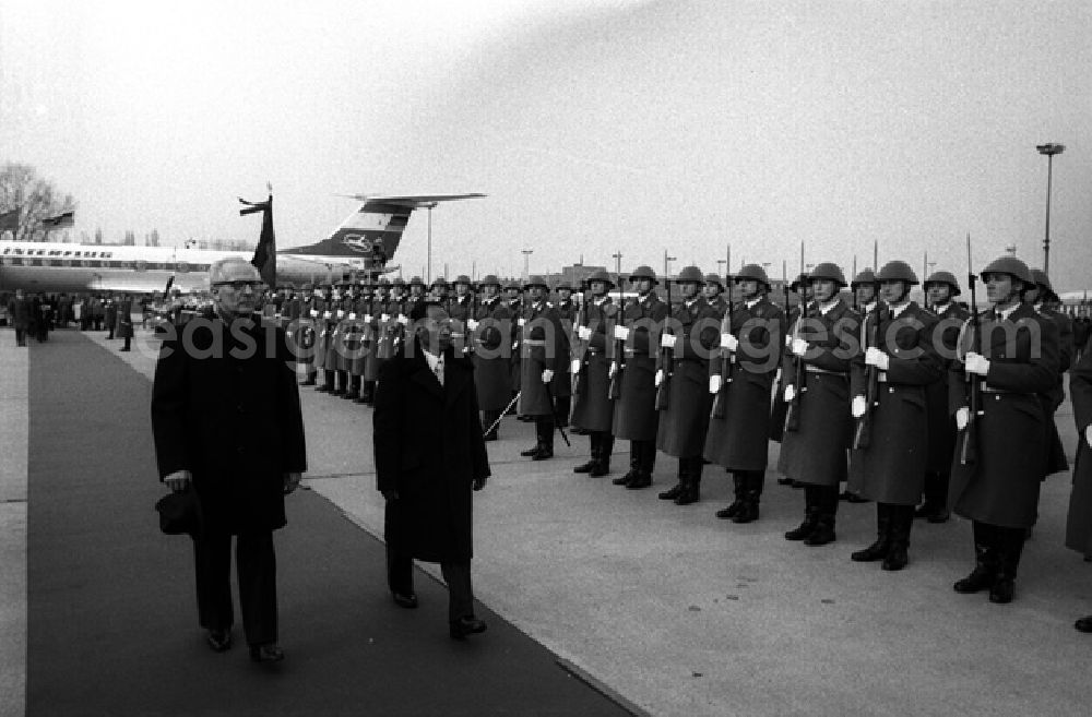 GDR picture archive: Berlin - Erich Honeker empfing Heng Somrin aus Kampuchia. Während des militerischen Zeremoniells. (353)