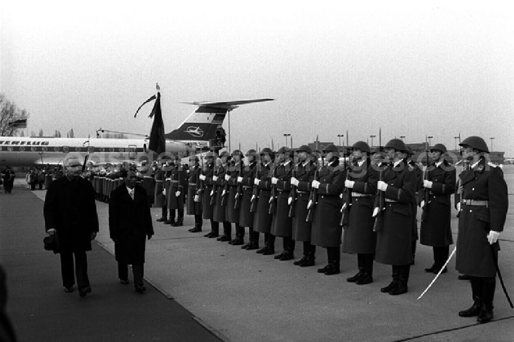 GDR image archive: Berlin - Erich Honeker empfing Heng Somrin aus Kampuchia. Während des militerischen Zeremoniells. (353)
