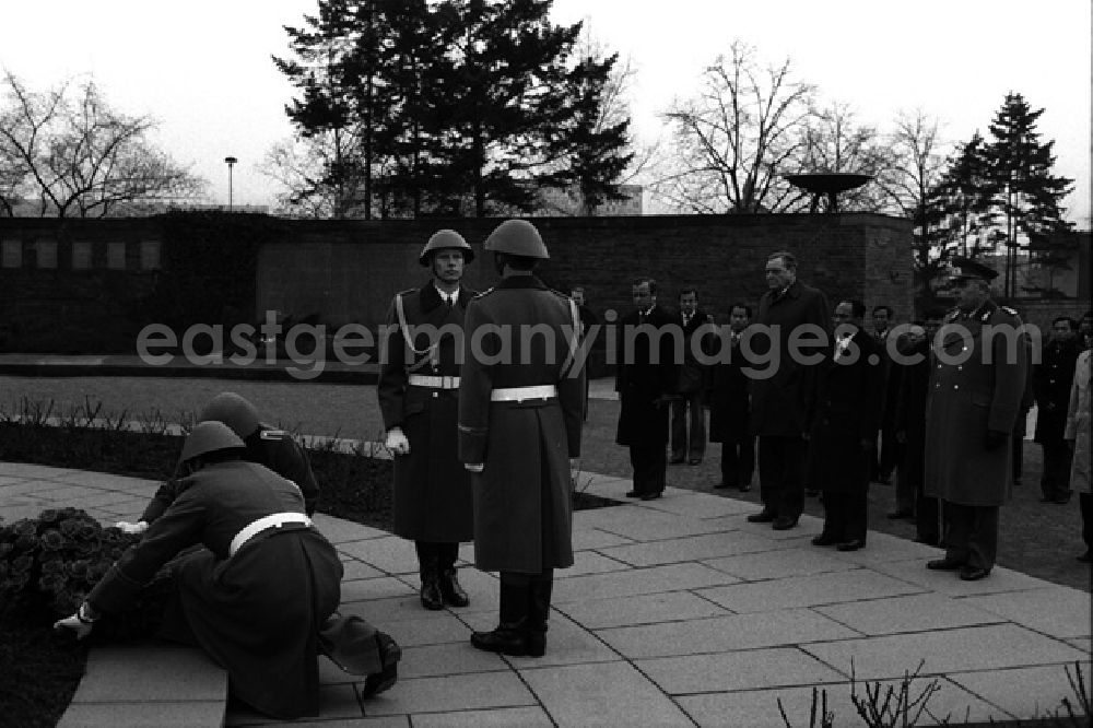 GDR image archive: Berlin - Erich Honecker empfing Heng Somrin ausKambodscha. An der Gedenkstätte der Sozialisten in Berlin-Friedrichsfelde. (353)