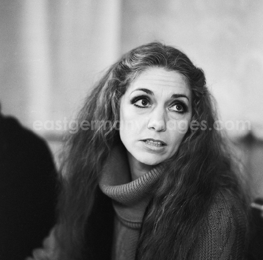 GDR photo archive: Frankfurt/Oder - The Austrian actress, singer and writer Erika Pluhar during the Chanson days in Kleist - Theater in Frankfurt / Oder