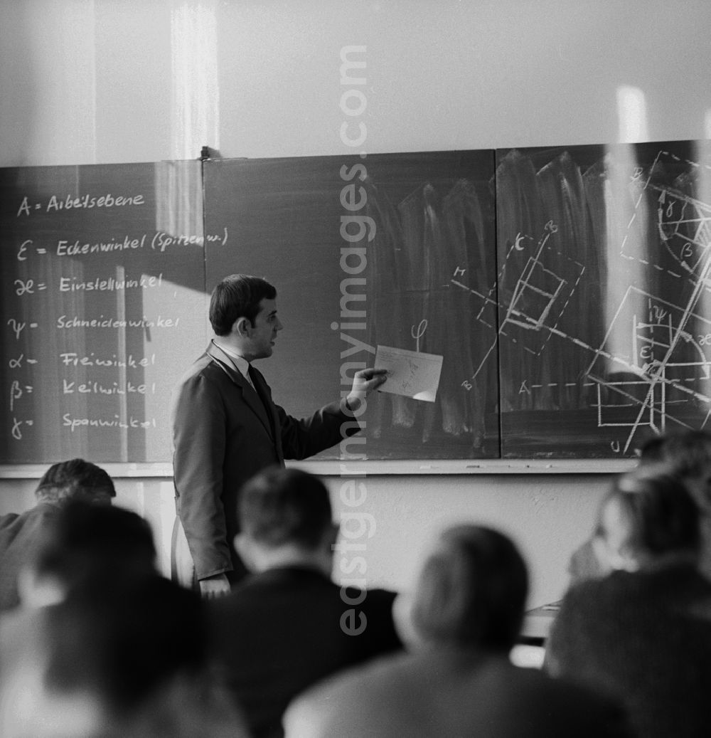 GDR photo archive: Berlin - Weißensee - Explanation of the cutting edge on the blackboard in adult qualification in VEB 7th October in Berlin - Weissensee. This is for turning machines for the production of rotationally symmetrical workpieces by the machining manufacturing processes turning their application