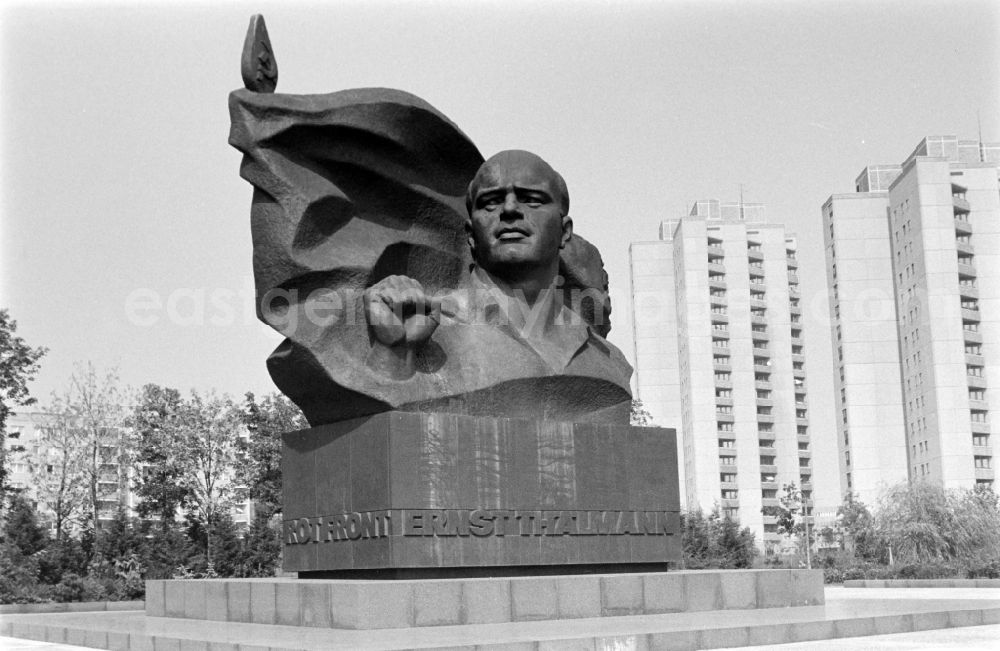 GDR picture archive: Berlin - Ernst Thaelmann monument by the artist Lew Kerbel on the edge of the Ernst Thaelmann Park on the Greifswalder Strasse in Berlin - Prenzlauer Berg, the former capital of the GDR, German Democratic Republic