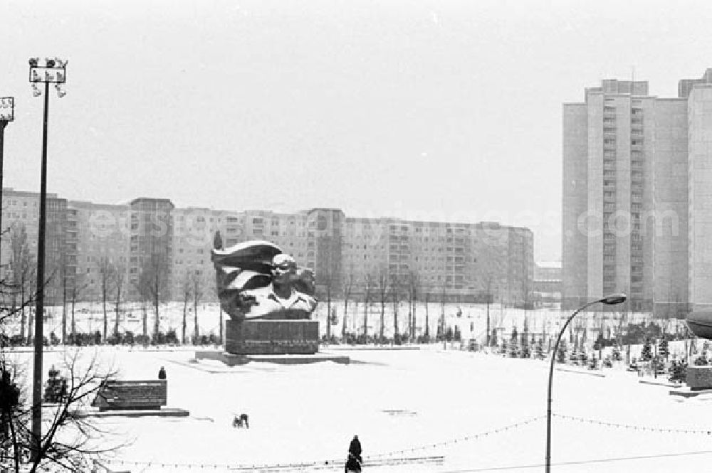 GDR photo archive: Berlin - 23.12.1986 Ernst-Thälmann Park im Prenzlauer Berg.