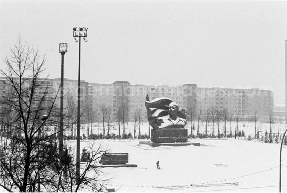 GDR image archive: Berlin - 23.12.1986 Ernst-Thälmann Park im Prenzlauer Berg.