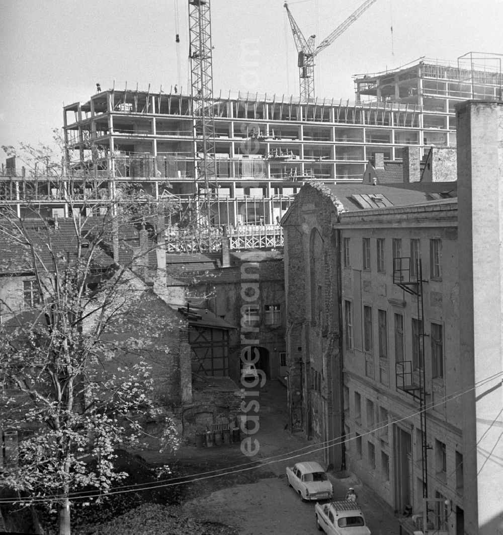 GDR picture archive: Berlin - Mitte - Establishment of the Ministry of Foreign Affairs of the GDR in Berlin - Mitte. In the right foreground is the ballet school was established here until 1969