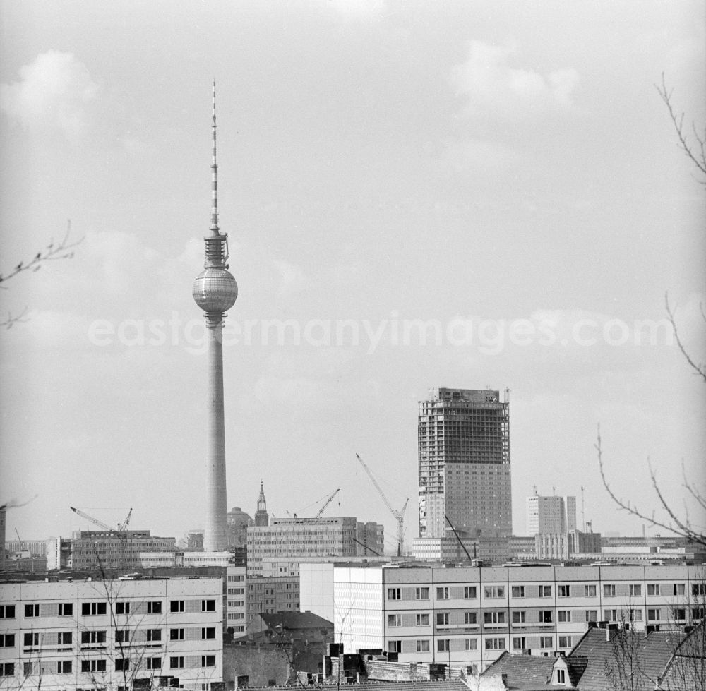 Berlin: Establishment of the bed tower of Inter Hotel Stadt Berlin, today Park Inn Berlin Alexanderplatz in Berlin, the former capital of the GDR, German Democratic Republic. On the left of the Berlin TV Tower