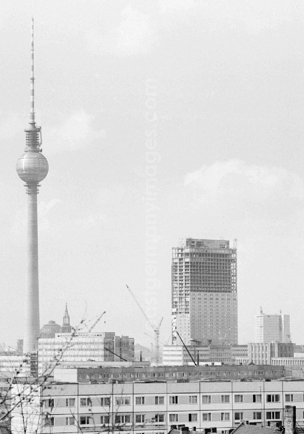 GDR image archive: Berlin - Establishment of the bed tower of Inter Hotel Stadt Berlin, today Park Inn Berlin Alexanderplatz in Berlin, the former capital of the GDR, German Democratic Republic. On the left of the Berlin TV Tower