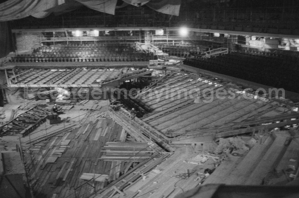 GDR image archive: Berlin - Construction of the Great Hall in the Palace of the Republic in Berlin, the former capital of the GDR, the German Democratic Republic. He served as a venue for major cultural events and had the form of a symmetrical hexagon. Lifting devices enabled various levels of the stage for different conventions or concerts purposes. In the great hall, many television broadcasts of GDR entertainment show were recorded Ein Kessel Buntes