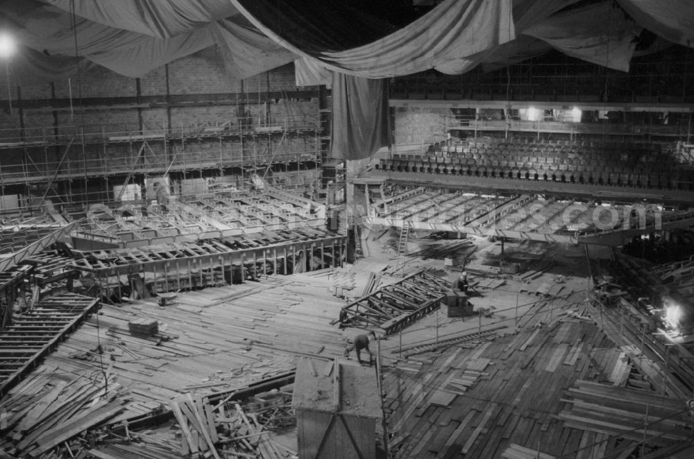 GDR photo archive: Berlin - Construction of the Great Hall in the Palace of the Republic in Berlin, the former capital of the GDR, the German Democratic Republic. He served as a venue for major cultural events and had the form of a symmetrical hexagon. Lifting devices enabled various levels of the stage for different conventions or concerts purposes. In the great hall, many television broadcasts of GDR entertainment show were recorded Ein Kessel Buntes