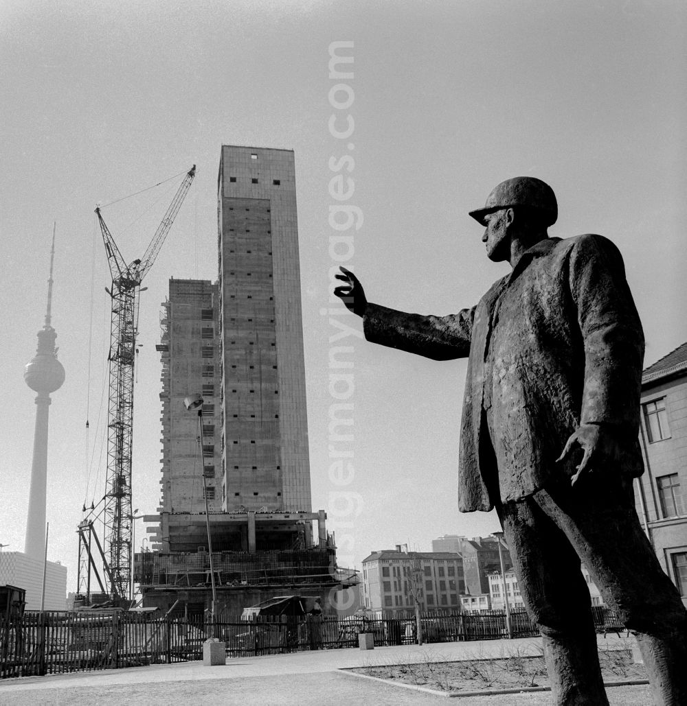 GDR image archive: Berlin - Establishment of the House of the Berlin publishing house in Berlin, the former capital of the GDR, the German Democratic Republic. Near the corner of Karl-Liebkknecht Hirtenstrasse street is a bronze sculpture by Gerhard Thieme called The Worker. The sculpture was dedicated to the heroic builders contributed capital. In the vernacular it is called Goldfinger