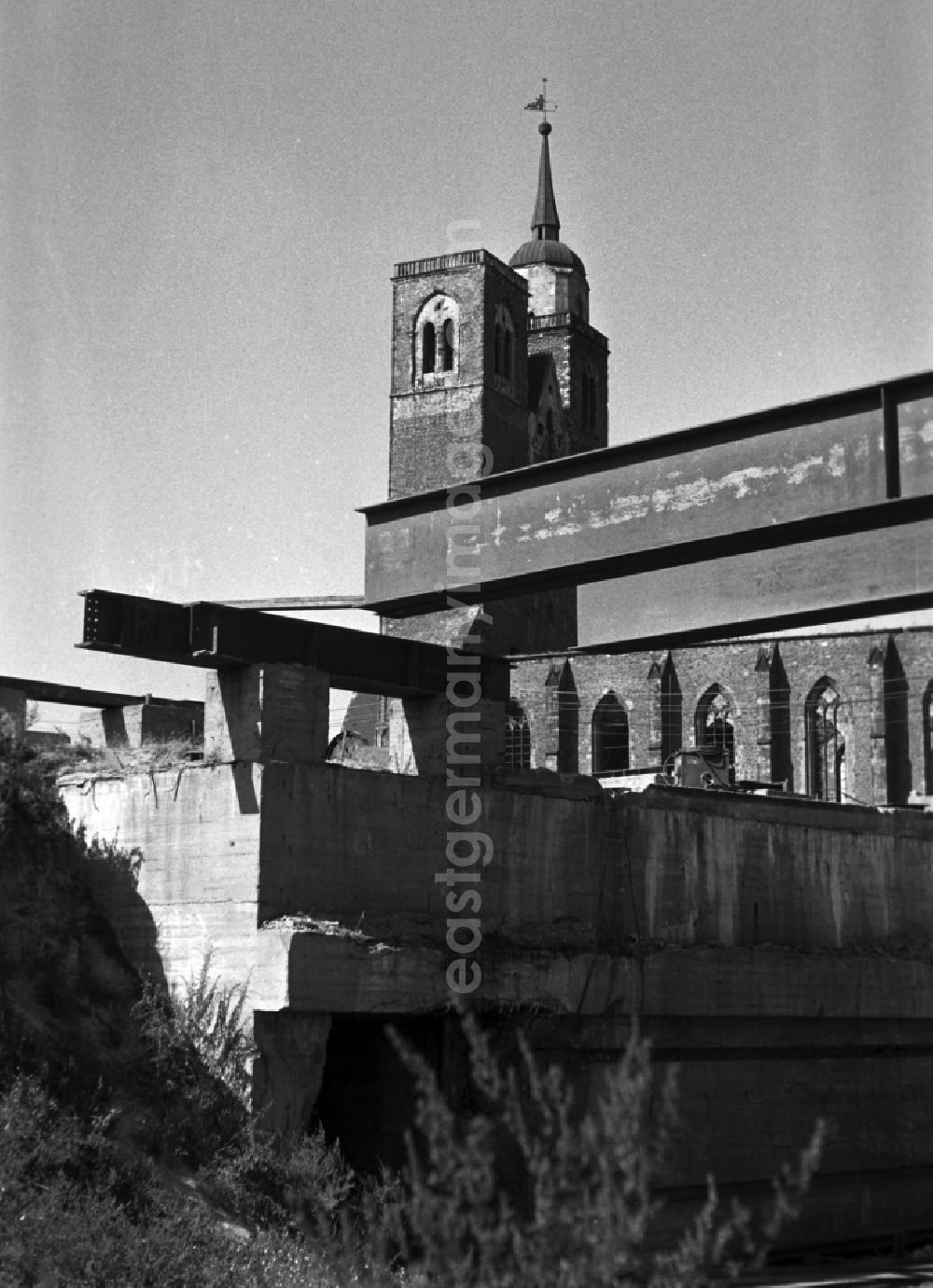 GDR image archive: Magdeburg - Construction of a steel bridge in Magdeburg in Saxony - Anhalt. Steel bridges are wholly or partly made ??of steel buildings, which routes over natural or artificial obstacles continue. In the background is the St. John's Church is seen