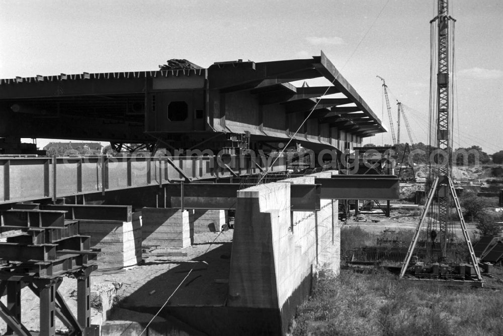 GDR photo archive: Magdeburg - Construction of a steel bridge in Magdeburg in Saxony - Anhalt. Steel bridges are wholly or partly made ??of steel buildings, which routes over natural or artificial obstacles continue