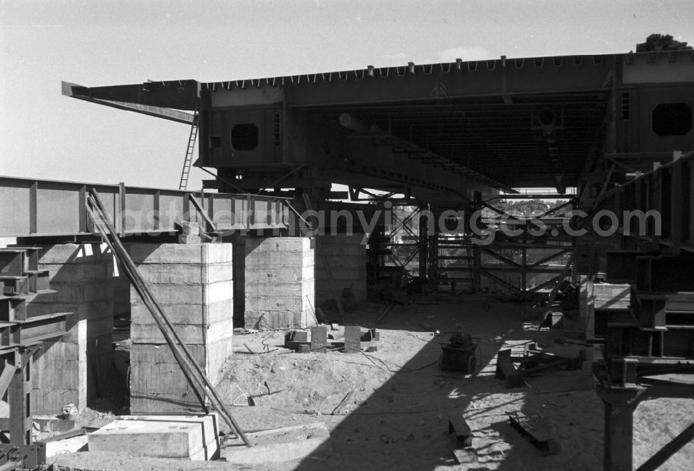 GDR picture archive: Magdeburg - Construction of a steel bridge in Magdeburg in Saxony - Anhalt. Steel bridges are wholly or partly made ??of steel buildings, which routes over natural or artificial obstacles continue