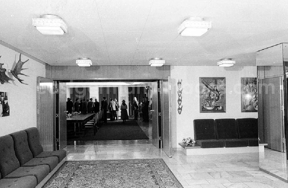 GDR photo archive: Joachimsthal / Brandenburg - Erste Begegnung von Erich Honecker (Vorsitzender des Staatsrates der DDR) und Helmut Schmidt (Bundeskanzler der BRD) im Schloss Hubertusstock am Werbellinsee (Brandenburg), Delegation.
