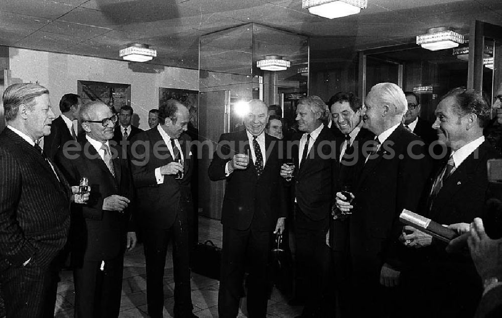 GDR picture archive: Joachimsthal / Brandenburg - Erste Begegnung von Erich Honecker (Vorsitzender des Staatsrates der DDR) und Helmut Schmidt (Bundeskanzler der BRD) im Schloss Hubertusstock am Werbellinsee (Brandenburg), Delegation.