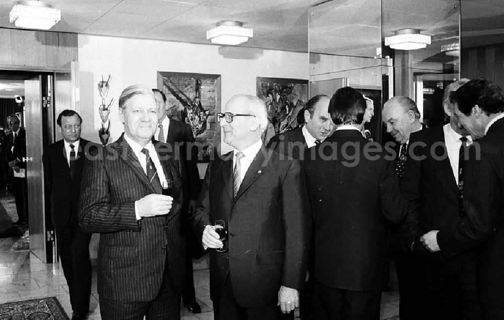GDR image archive: Joachimsthal / Brandenburg - Erste Begegnung von Erich Honecker (Vorsitzender des Staatsrates der DDR) und Helmut Schmidt (Bundeskanzler der BRD) im Schloss Hubertusstock am Werbellinsee (Brandenburg), Delegation.