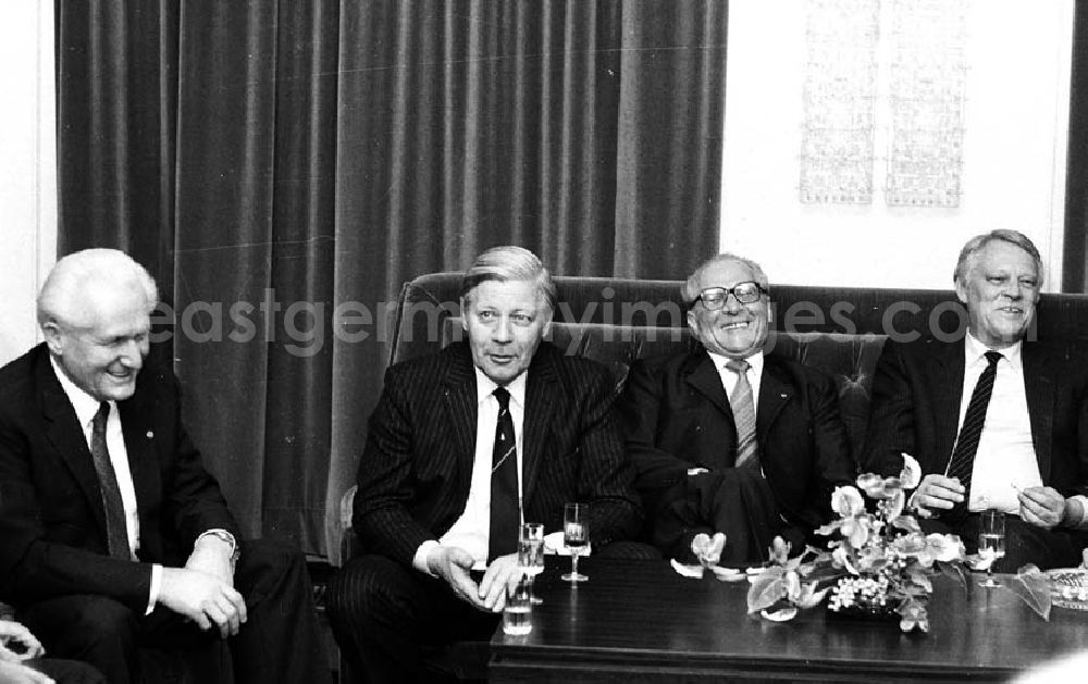 GDR picture archive: Joachimsthal / Brandenburg - Erste Begegnung von Erich Honecker (Vorsitzender des Staatsrates der DDR) und Helmut Schmidt (Bundeskanzler der BRD) im Schloss Hubertusstock am Werbellinsee (Brandenburg), Delegation.