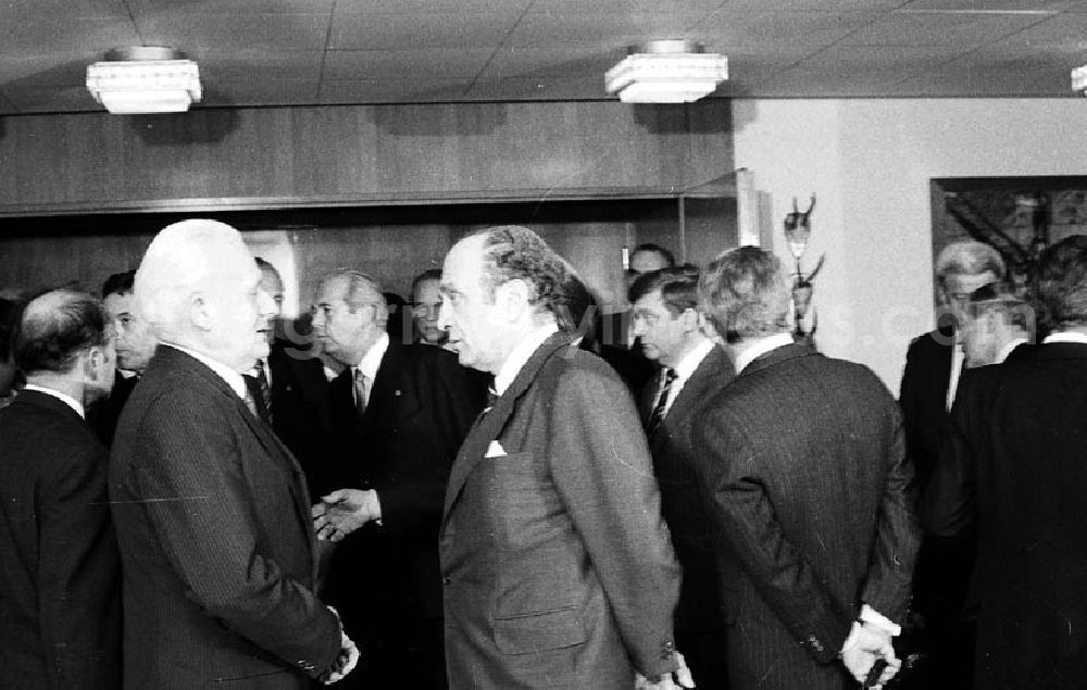 GDR picture archive: Hubertusstock / Brandenburg - Erste Begegnung von Erich Honecker (Vorsitzender des Staatsrates der DDR) und Helmut Schmidt (Bundeskanzler der BRD) im Schloss Hubertusstock am Werbellinsee (Brandenburg), Delegation.