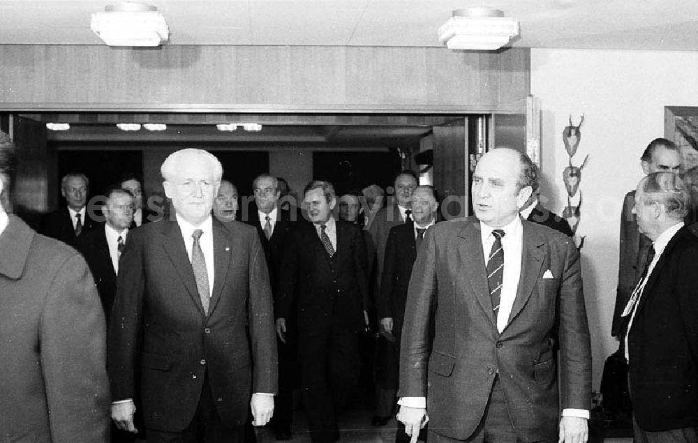 GDR image archive: Joachimsthal / Brandenburg - Erste Begegnung von Erich Honecker (Vorsitzender des Staatsrates der DDR) und Helmut Schmidt (Bundeskanzler der BRD) im Schloss Hubertusstock am Werbellinsee (Brandenburg), Delegation.