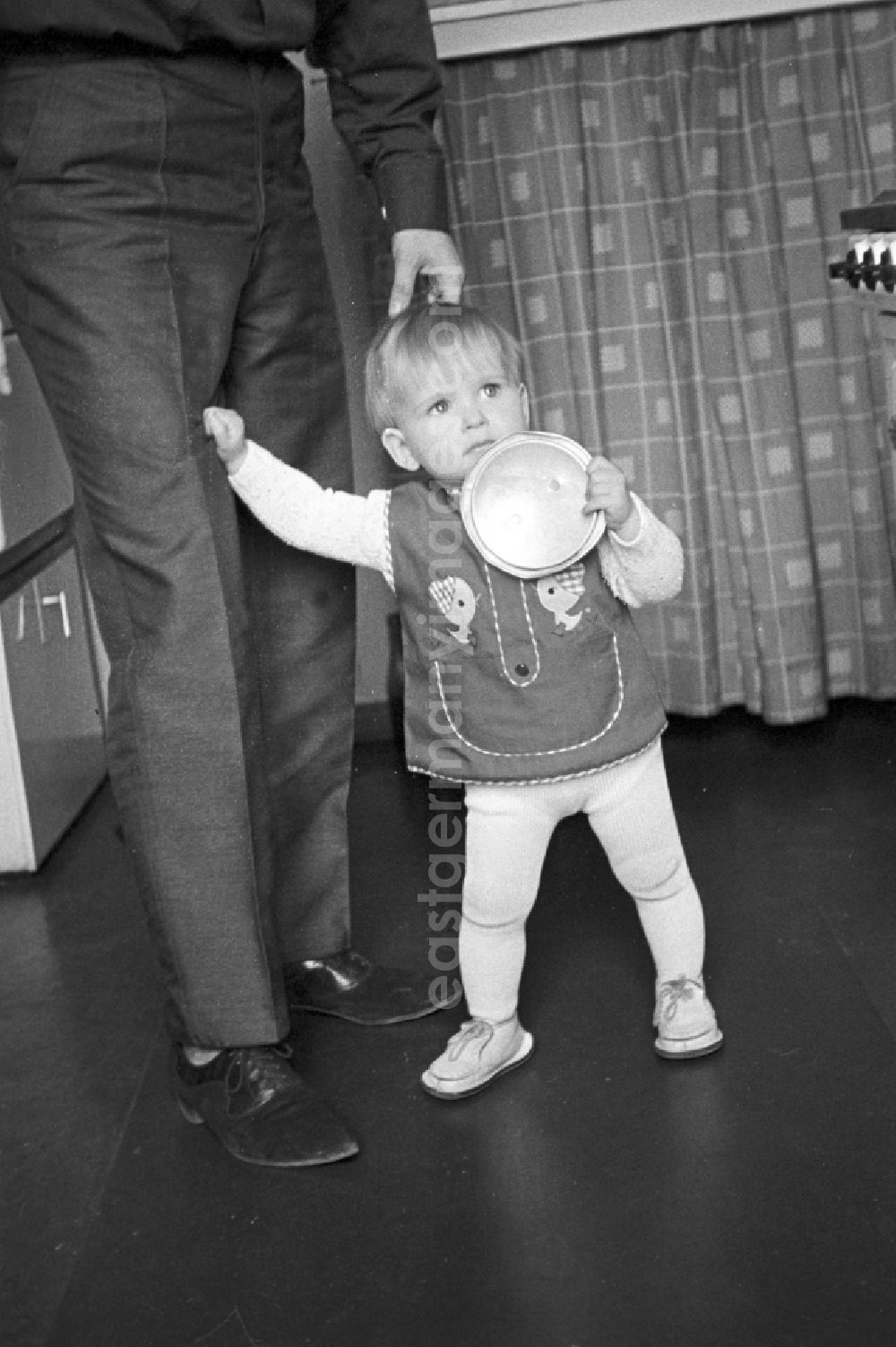Berlin - Friedrichshain: First running tests of a toddler with the help of Papa in Berlin - Friedrichshain