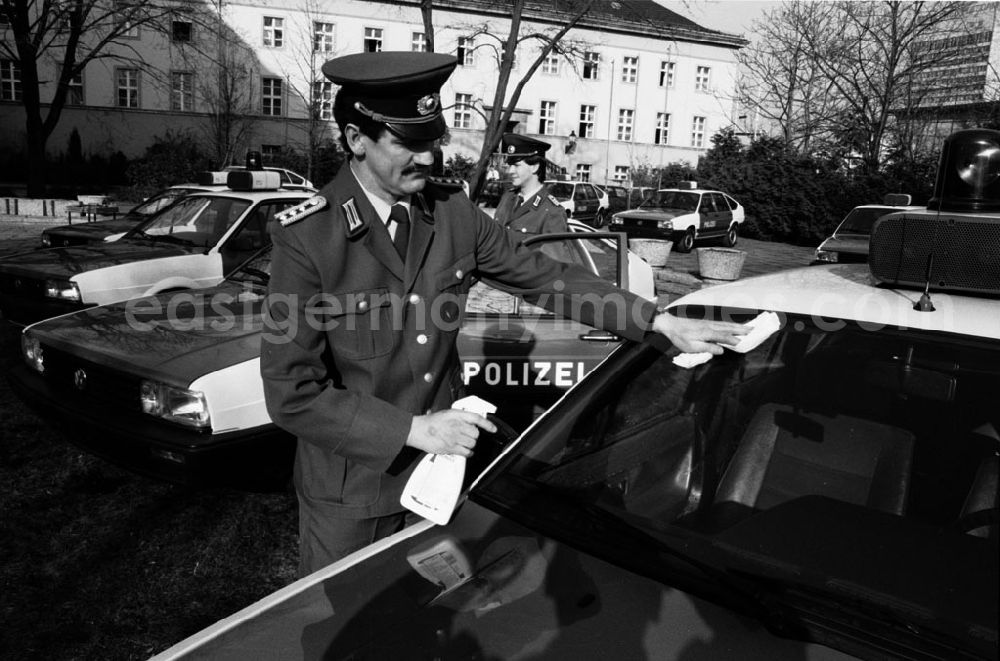 GDR picture archive: - Erste Polizeiautos im Land Brandenburg übergeben Umschlagnummer: 7231