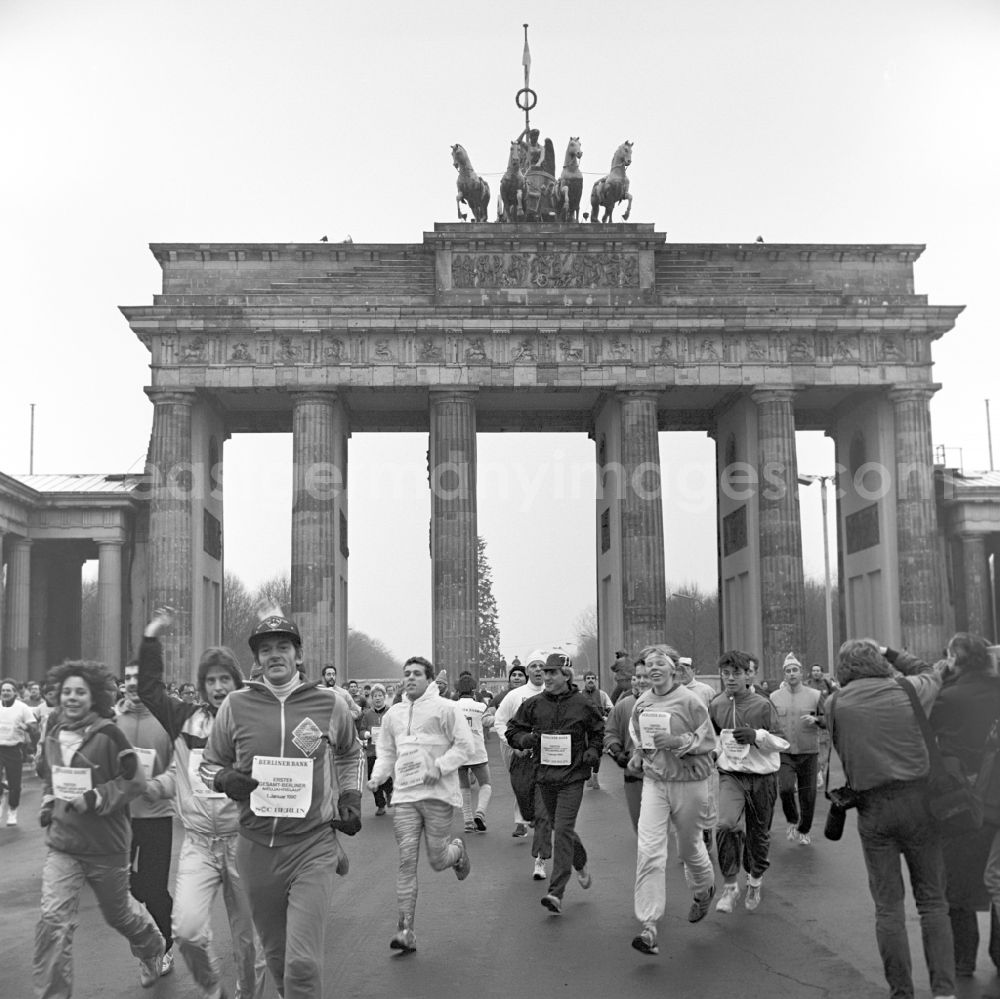 Berlin: First Peace Run / New Year's Run through the Brandenburg Gate in Berlin