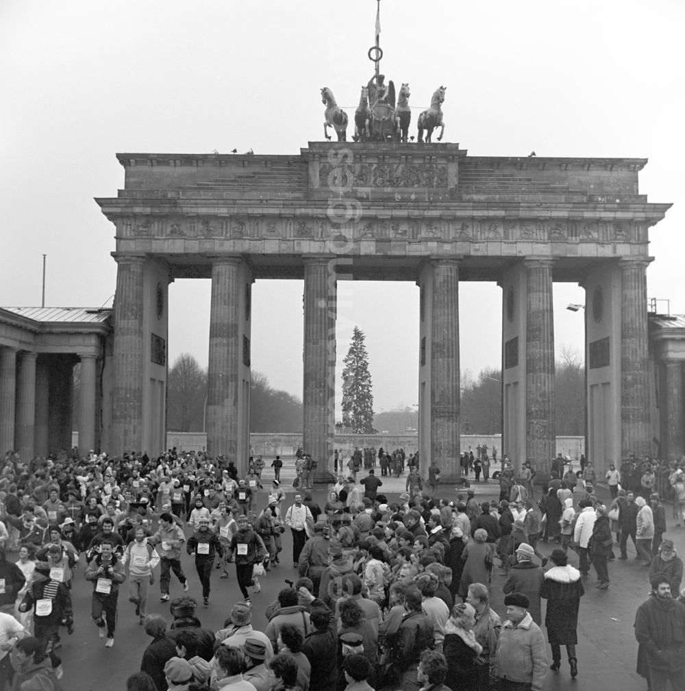 GDR image archive: Berlin - First Peace Run / New Year's Run through the Brandenburg Gate in Berlin