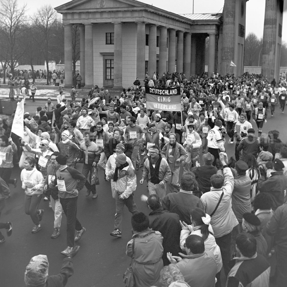 GDR photo archive: Berlin - First Peace Run / New Year's Run through the Brandenburg Gate in Berlin