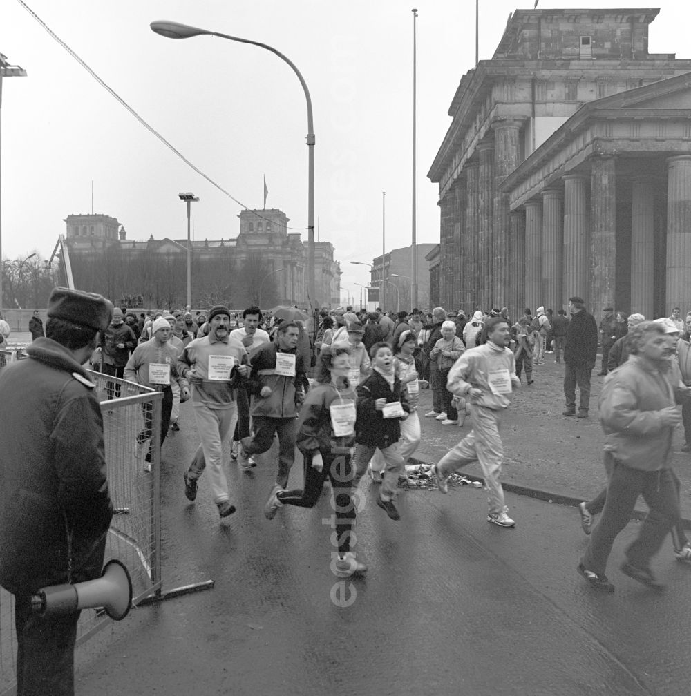 GDR picture archive: Berlin - First Peace Run / New Year's Run through the Brandenburg Gate in Berlin
