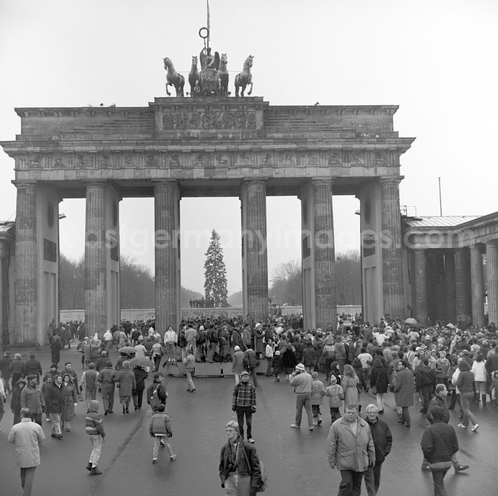 GDR image archive: Berlin - First Peace Run / New Year's Run through the Brandenburg Gate in Berlin