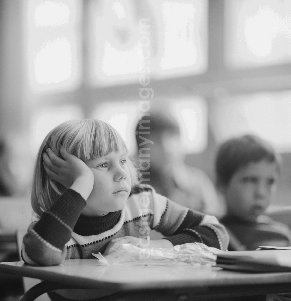 GDR picture archive: Berlin - First day of school for a pupil of a 1st class in Berlin