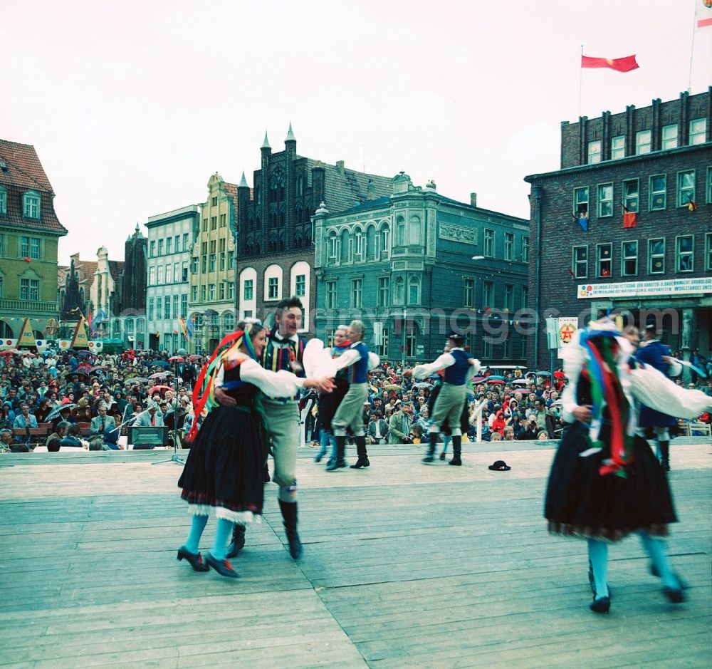 GDR image archive: Rostock - The first Mecklenburg folklore festival in 198