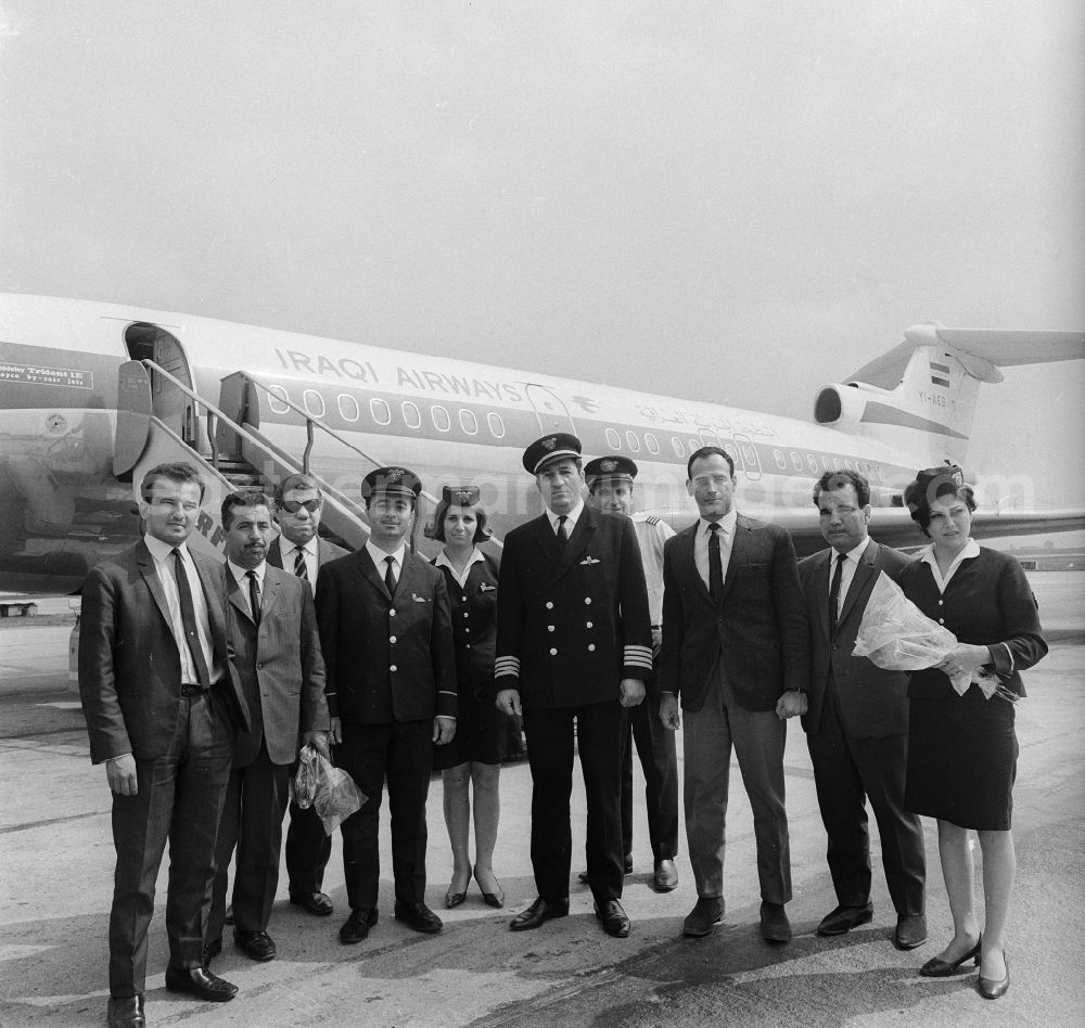 GDR image archive: Schönefeld - The occupying on the first flight with the Trident 1E YI-AEA of the airline of Iraqi airways on the line Bagdad-Berlin on the airport of Berlin - Schoenefeld (SXF) in Schoenefeld in the federal state Brandenburg in the area of the former GDR, German democratic republic