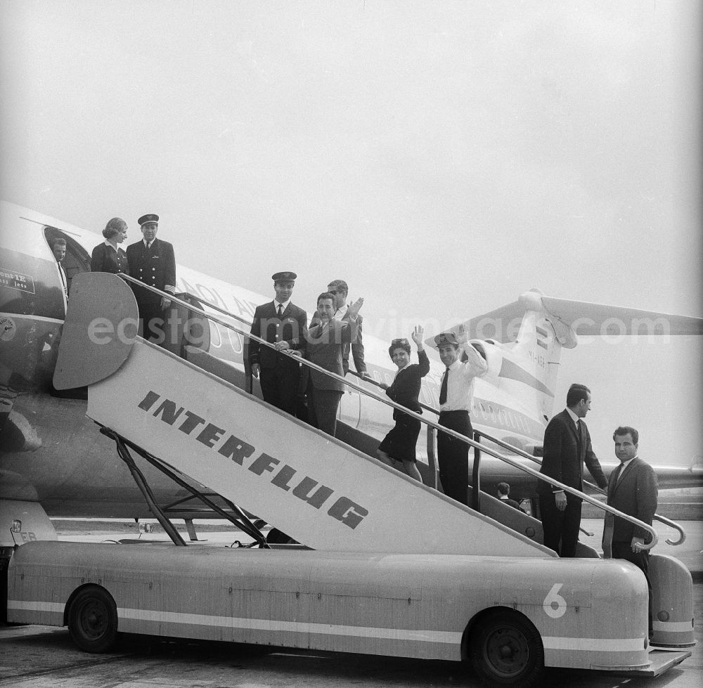 GDR photo archive: Schönefeld - The occupying on the first flight with the Trident 1E YI-AEA of the airline of Iraqi airways on the line Bagdad-Berlin on the airport of Berlin - Schoenefeld (SXF) in Schoenefeld in the federal state Brandenburg in the area of the former GDR, German democratic republic