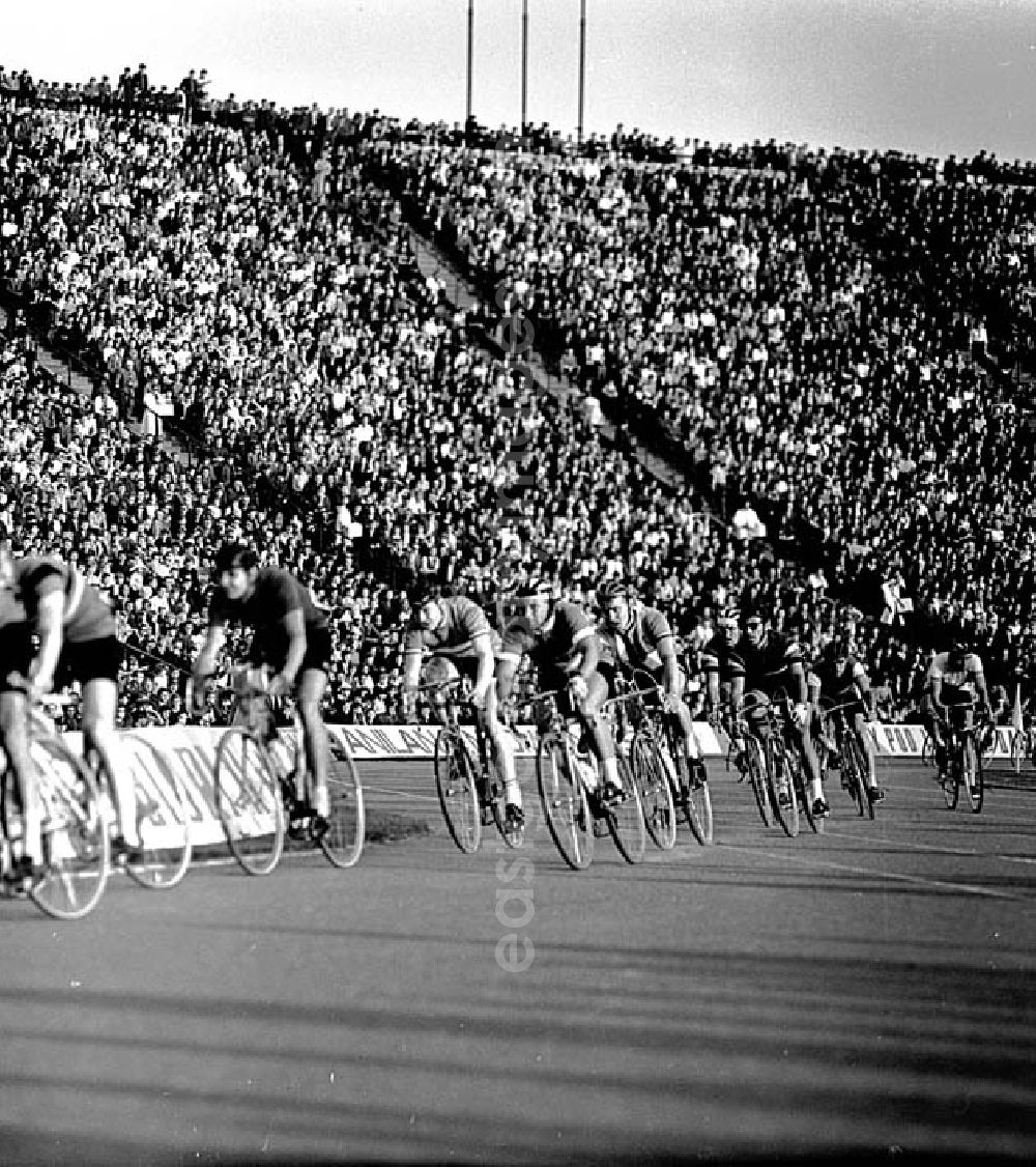 GDR photo archive: Warschau (Polen) - 10.05.1967 1 Etappe Rund um Warschau 110km Umschlagnr.: 6